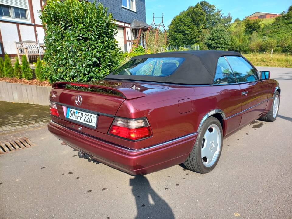 Immagine 9/10 di Mercedes-Benz E 220 &quot;Final Edition&quot; (1997)