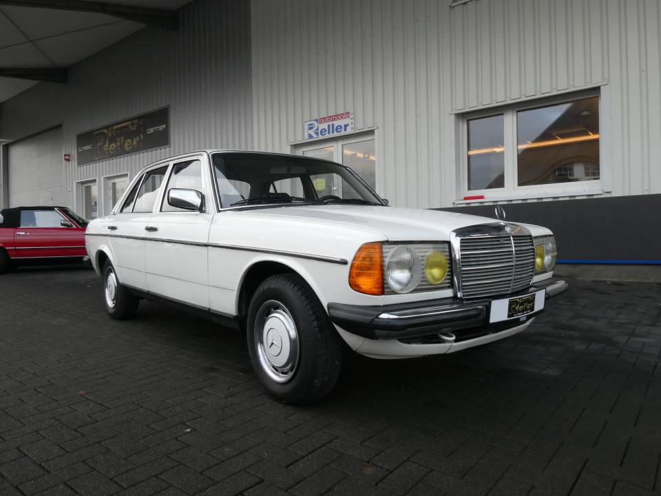 Image 1/28 de Mercedes-Benz 200 (1981)
