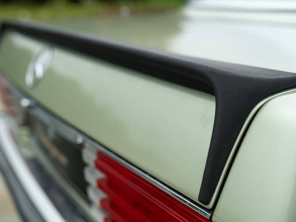 Image 18/50 of Mercedes-Benz 500 SLC (1984)