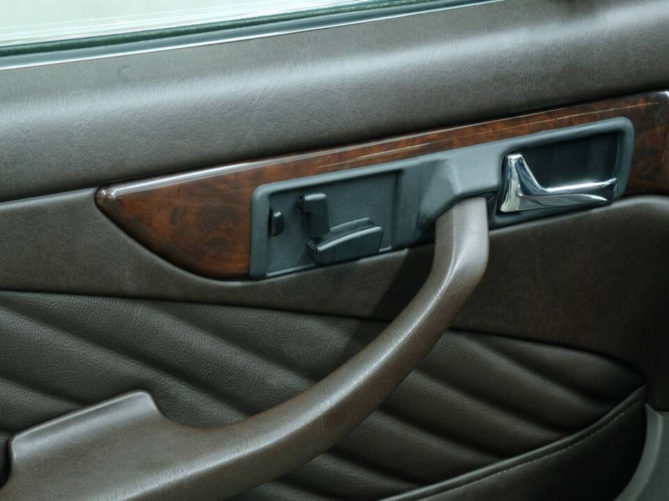 Image 48/50 of Mercedes-Benz 420 SEC (1989)