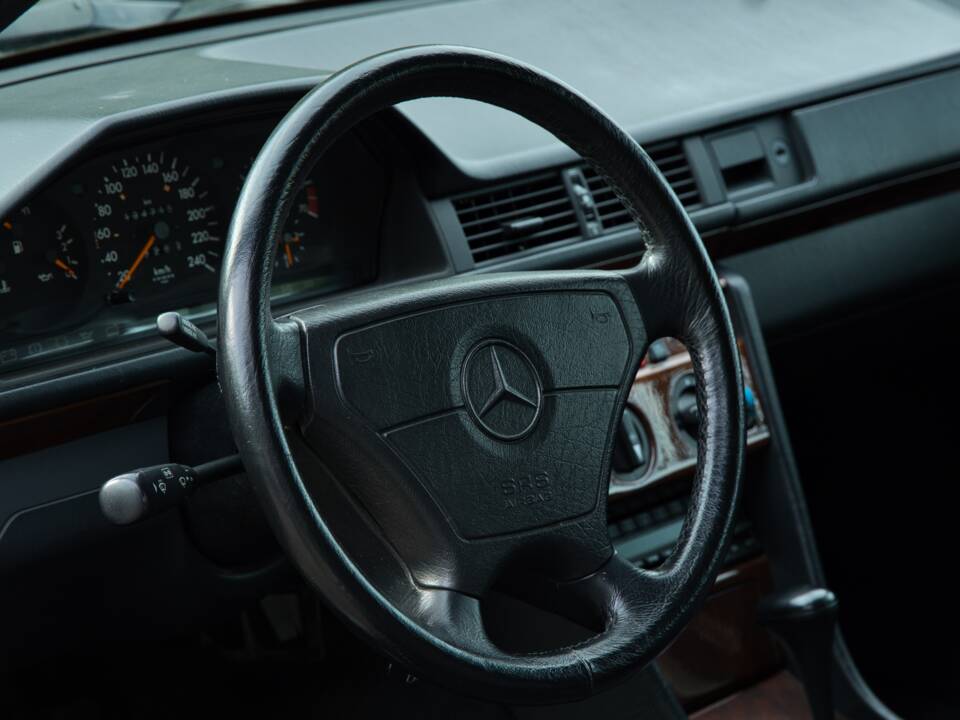 Image 29/63 of Mercedes-Benz 220 E (1993)