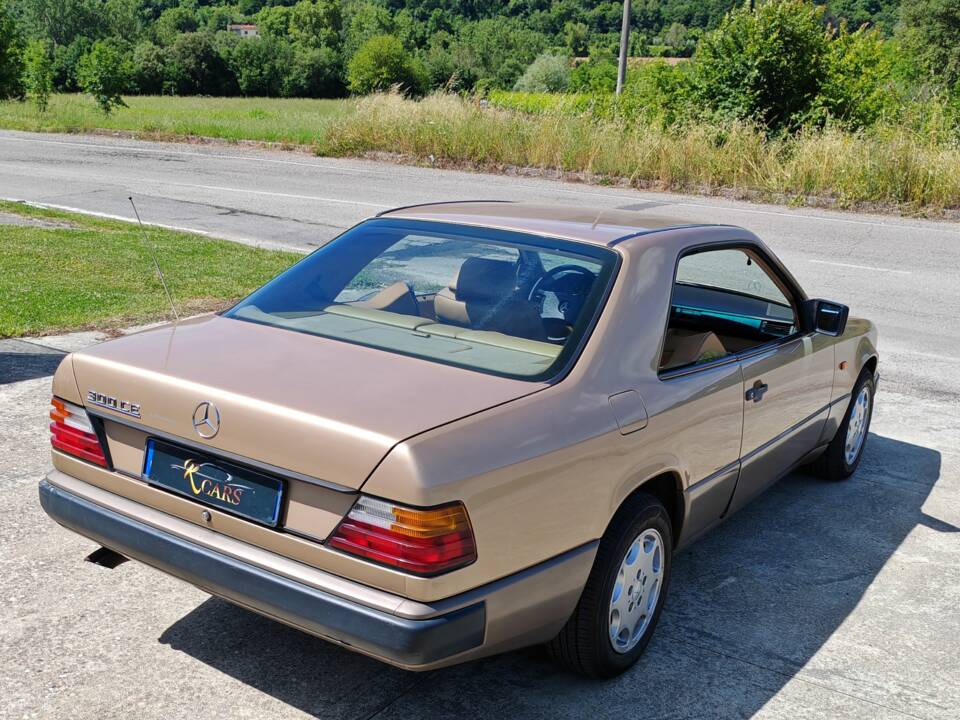 Image 9/42 of Mercedes-Benz 300 CE (1988)