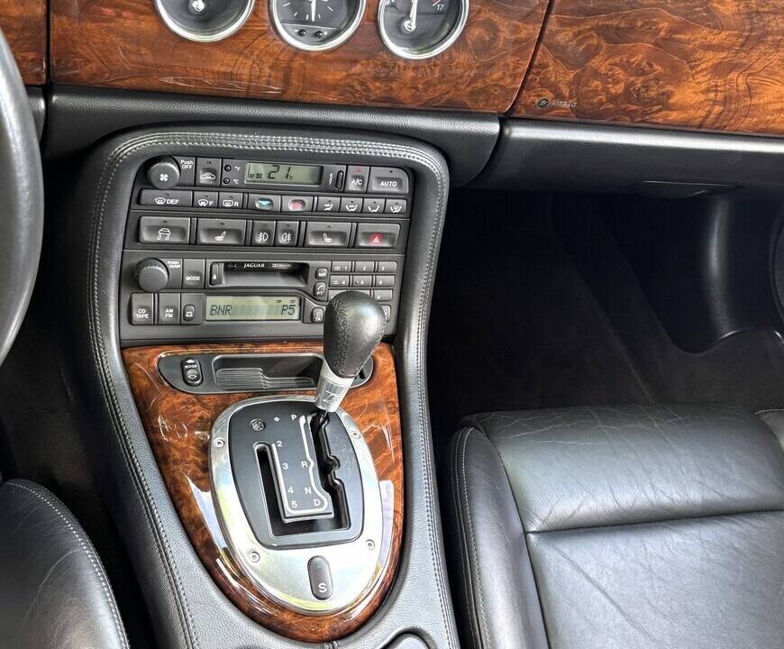 Image 16/28 de Jaguar XKR (2002)