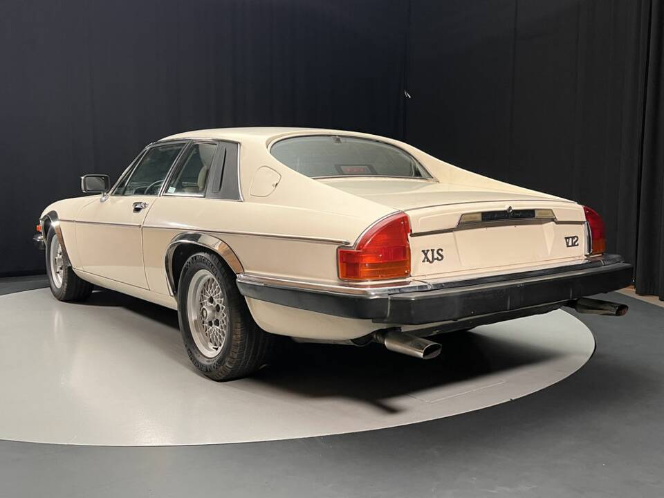 Image 6/8 de Jaguar XJ-S V12 (1987)