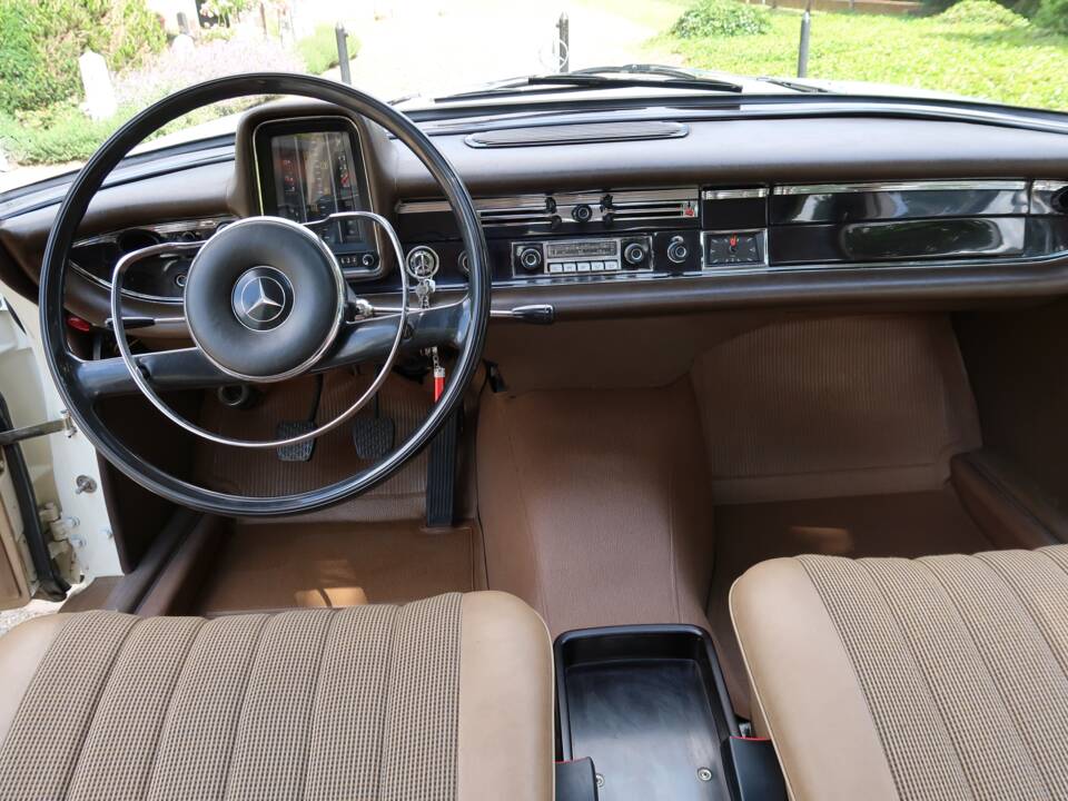 Image 9/32 of Mercedes-Benz 200 D (1966)