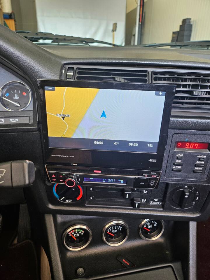 Immagine 47/67 di BMW 320i (1990)