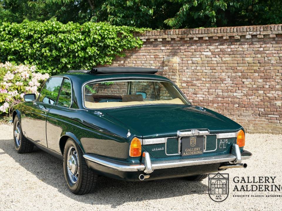 Image 23/50 of Jaguar XJ 6 L 4.2 (1975)