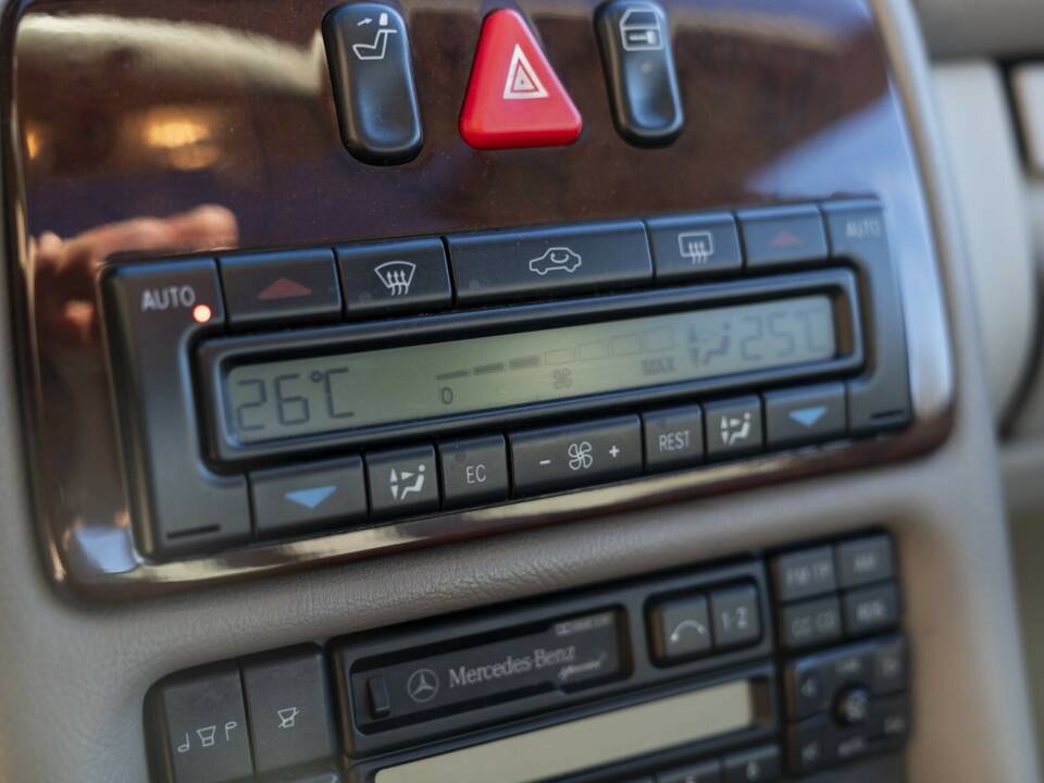 Image 45/50 of Mercedes-Benz CLK 200 (1997)