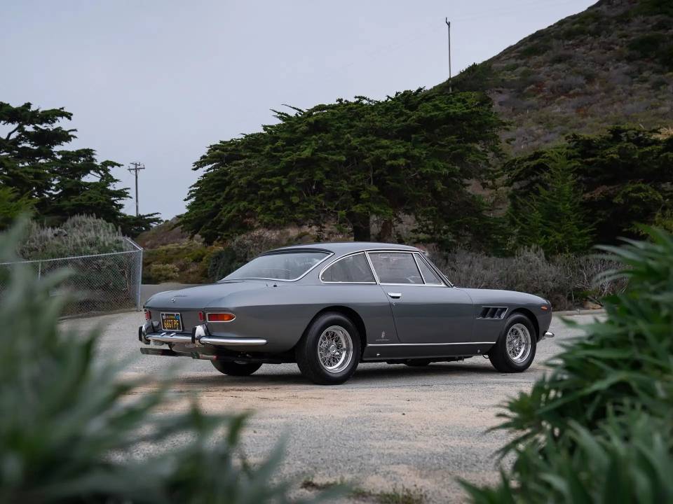 Image 15/38 de Ferrari 330 GT 2+2 (1966)