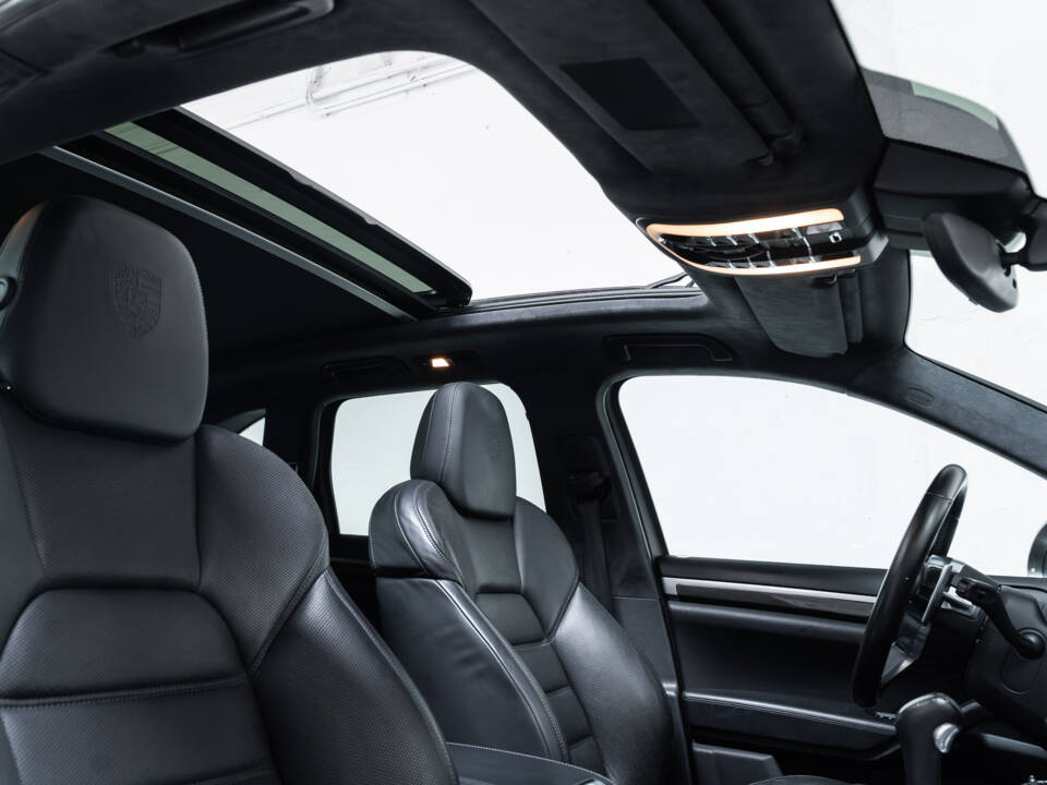 Bild 24/39 von Porsche Cayenne GTS (2016)