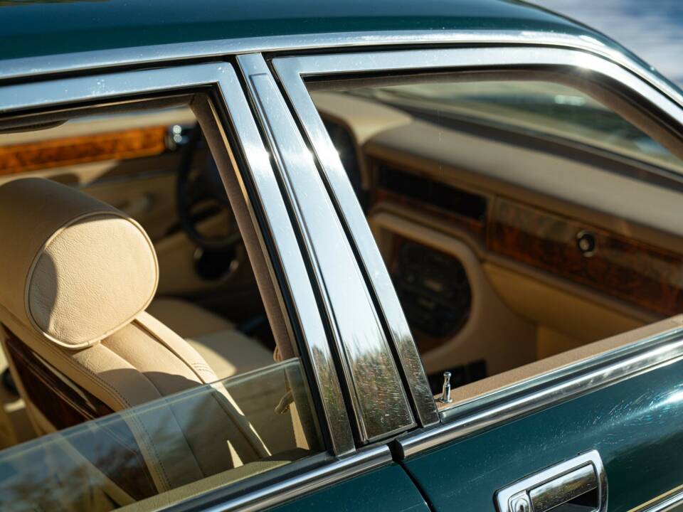 Image 16/50 de Daimler XJ 6 4.0 (1991)