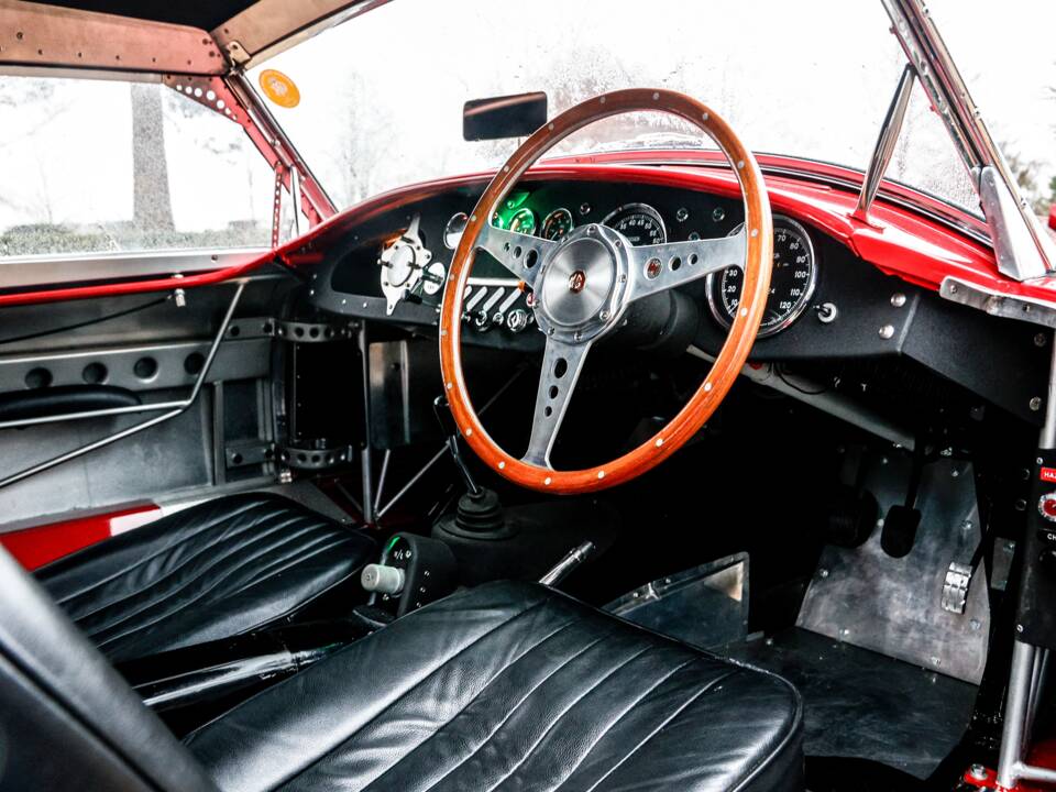 Image 4/49 of MG MGA 1850 (1960)