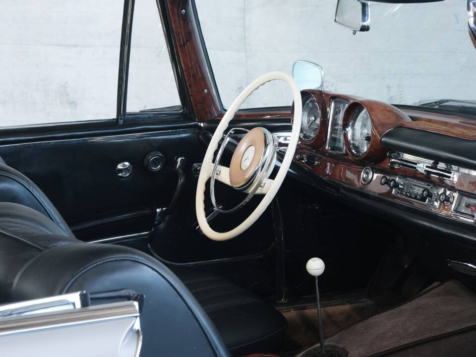 Image 19/49 of Mercedes-Benz 220 SE b (1962)