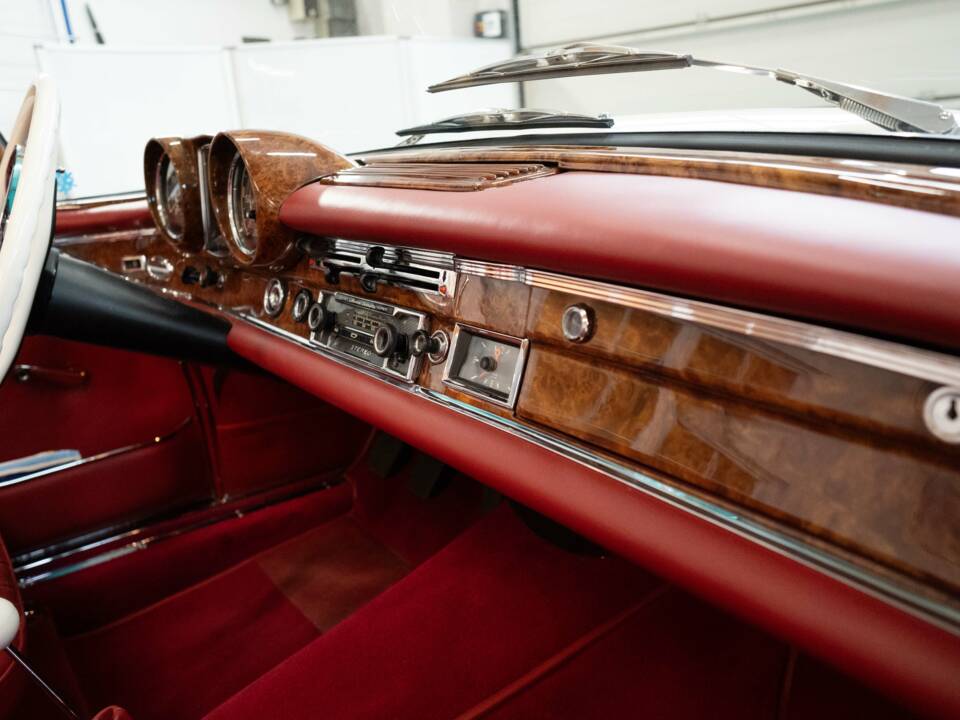 Image 24/37 of Mercedes-Benz 250 SE (1966)