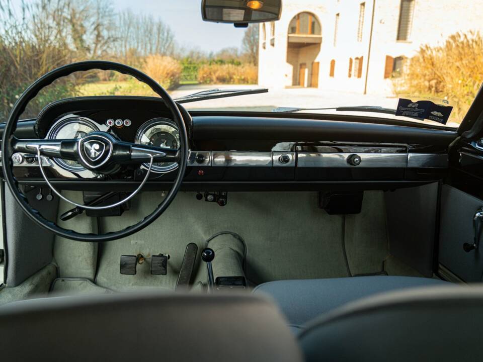 Image 44/50 of Lancia Flaminia Coupe Pininfarina (1961)