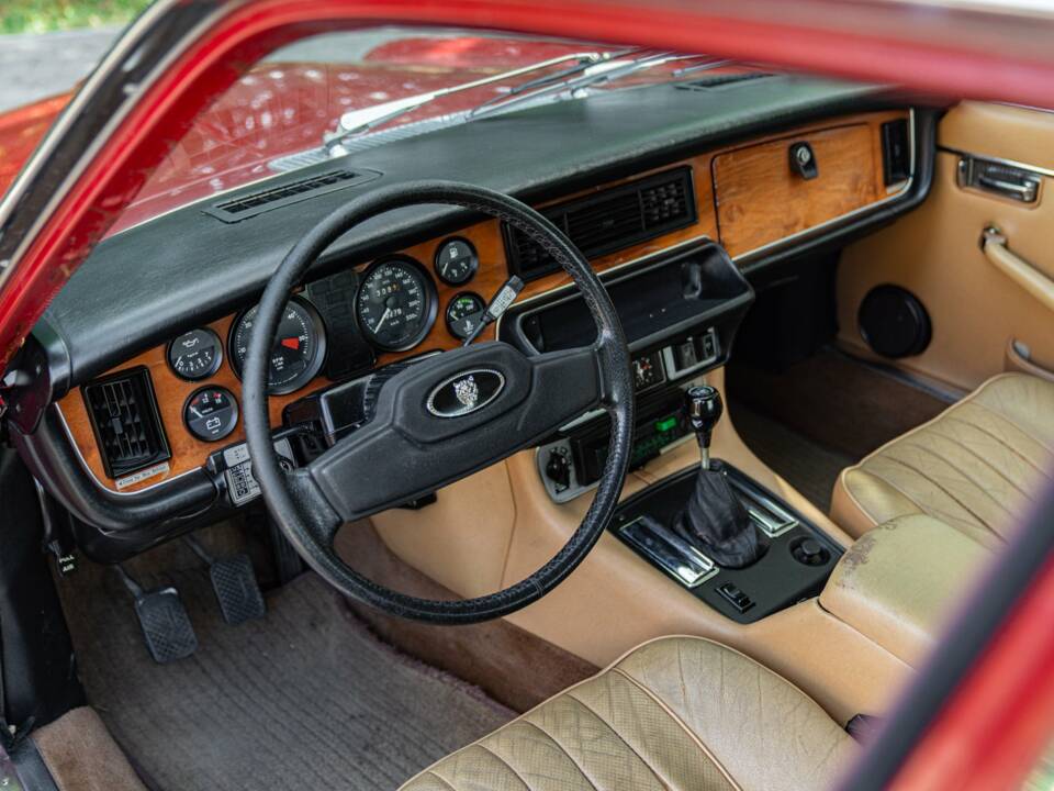 Image 32/50 of Jaguar XJ 6 4.2 (1981)