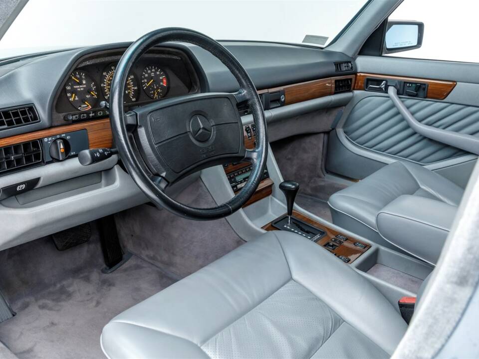 Image 14/19 of Mercedes-Benz 300 SE (1990)