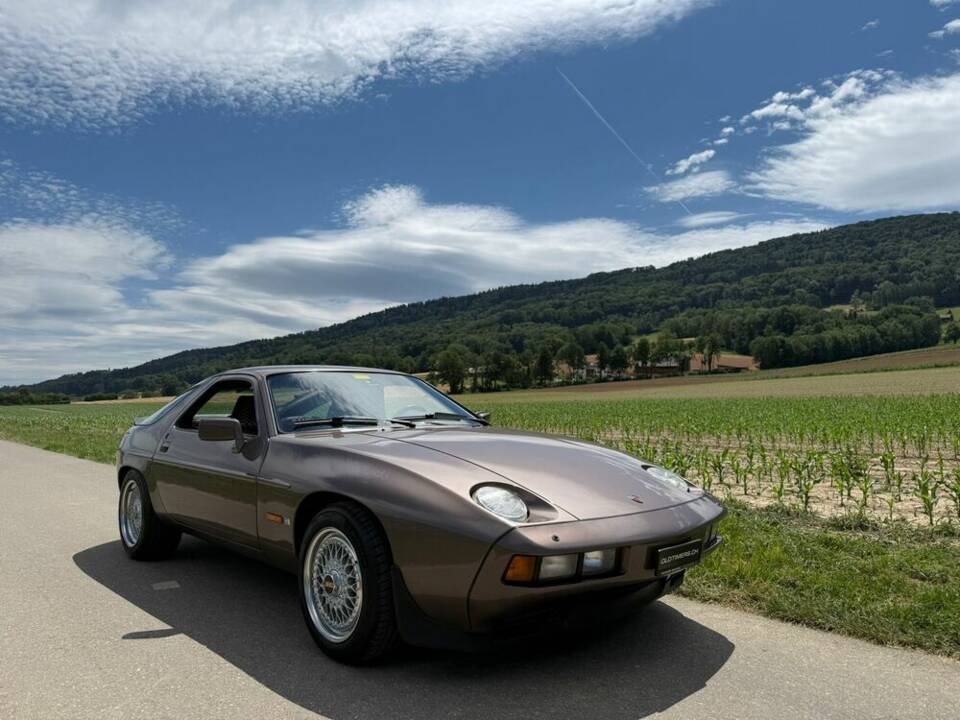 Image 16/21 of Porsche 928 S (1982)