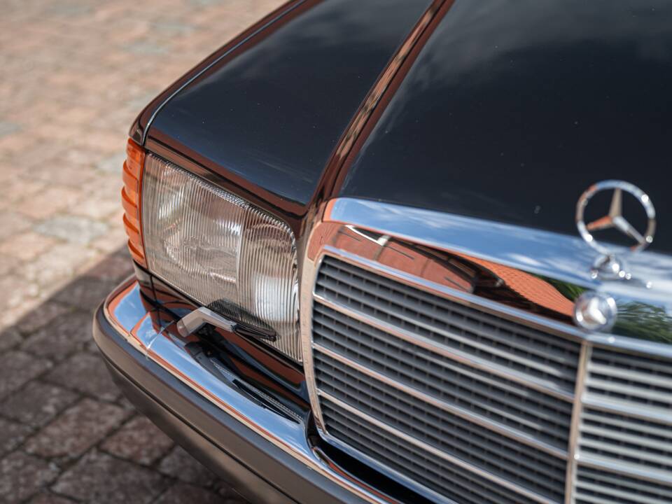 Image 3/91 of Mercedes-Benz 560 SEL (1990)