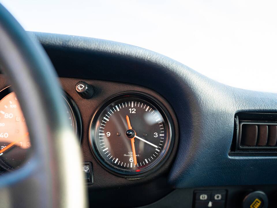 Image 30/36 of Porsche 911 Carrera 3.2 (1984)