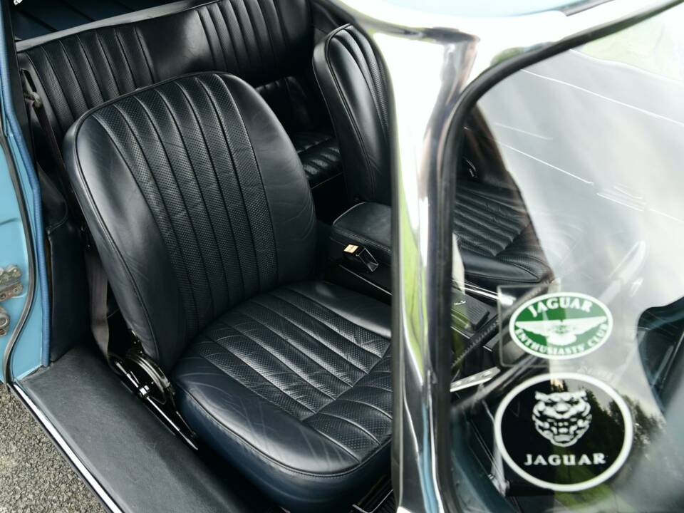 Image 23/50 de Jaguar E-Type V12 (2+2) (1972)