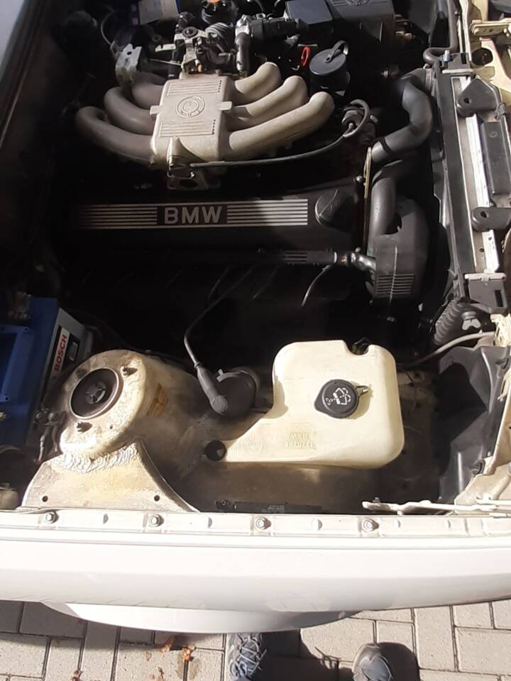 Image 9/55 of BMW 320i (1991)