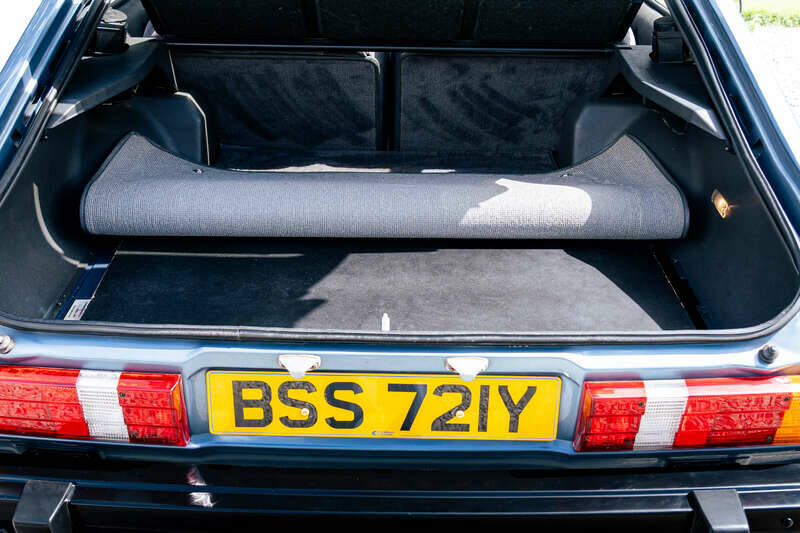Bild 41/48 von Ford Capri 2,8i (1983)