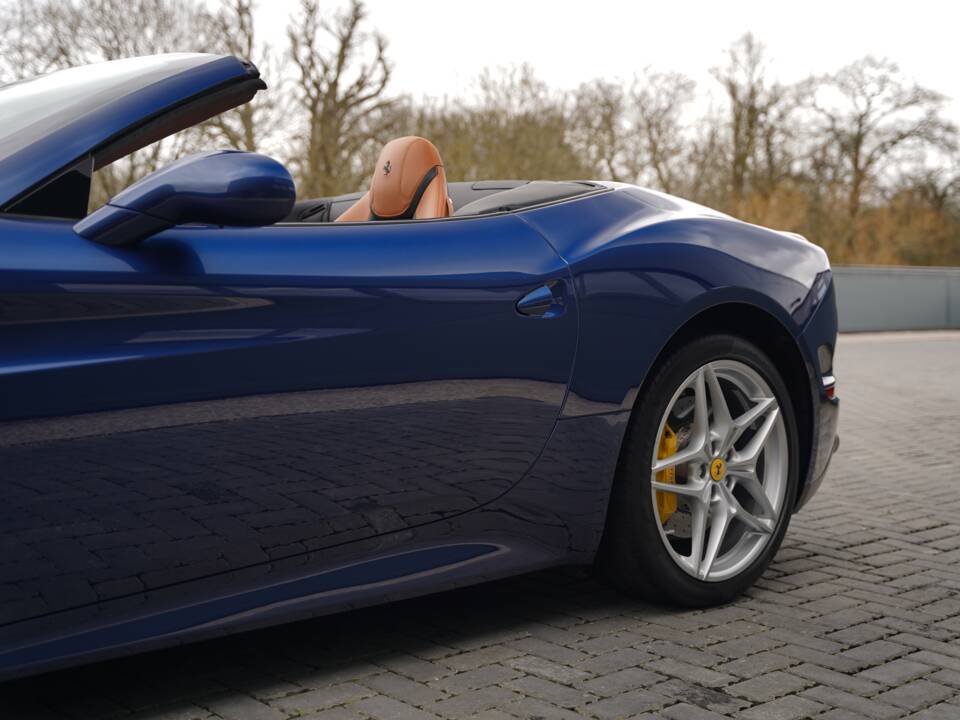 Bild 40/50 von Ferrari California T (2016)