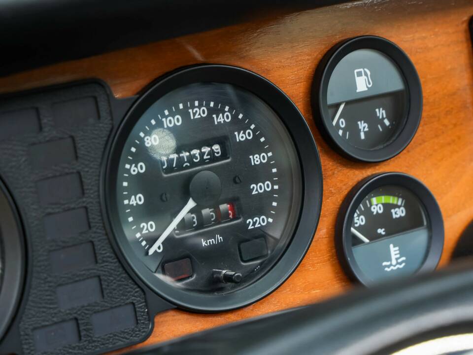 Image 9/50 of Jaguar XJ 6 4.2 (1985)