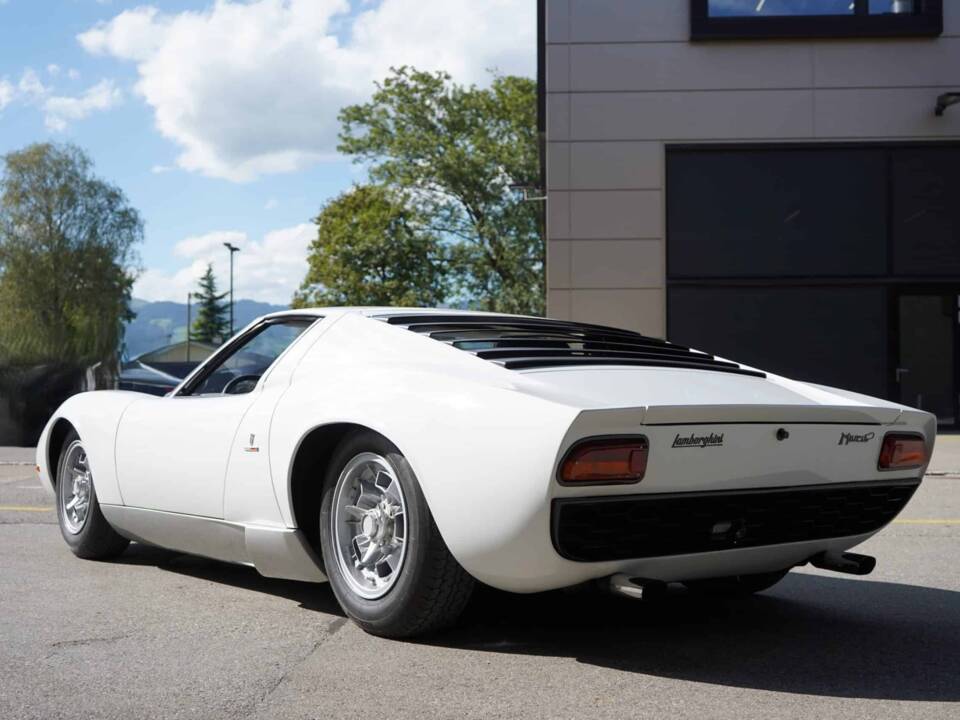 Afbeelding 54/74 van Lamborghini Miura P 400 (1968)