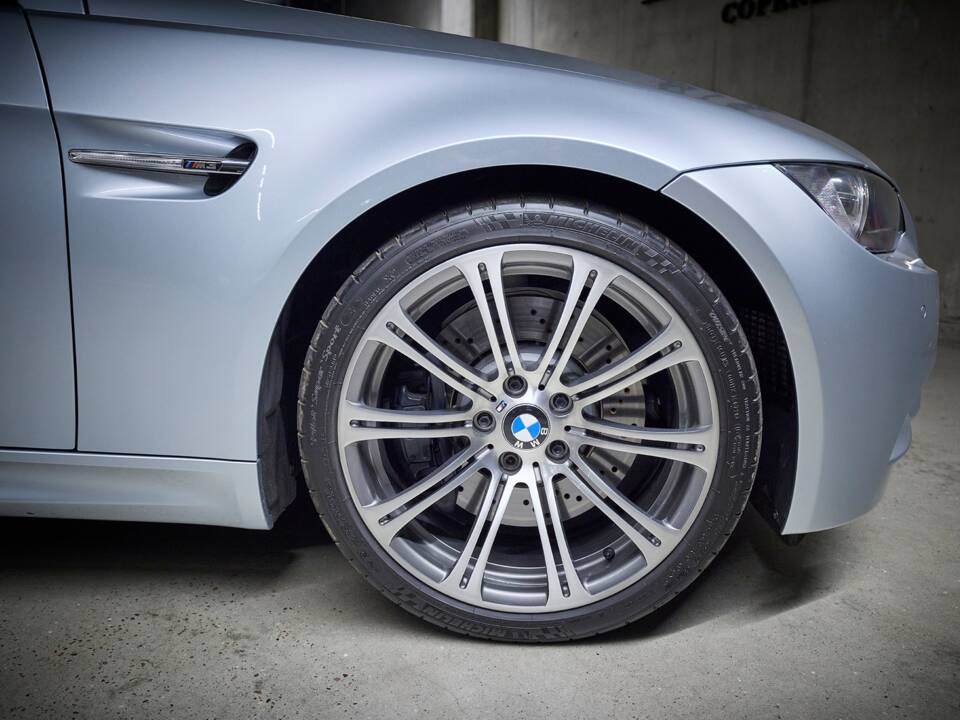 Image 38/100 of BMW M3 (2006)