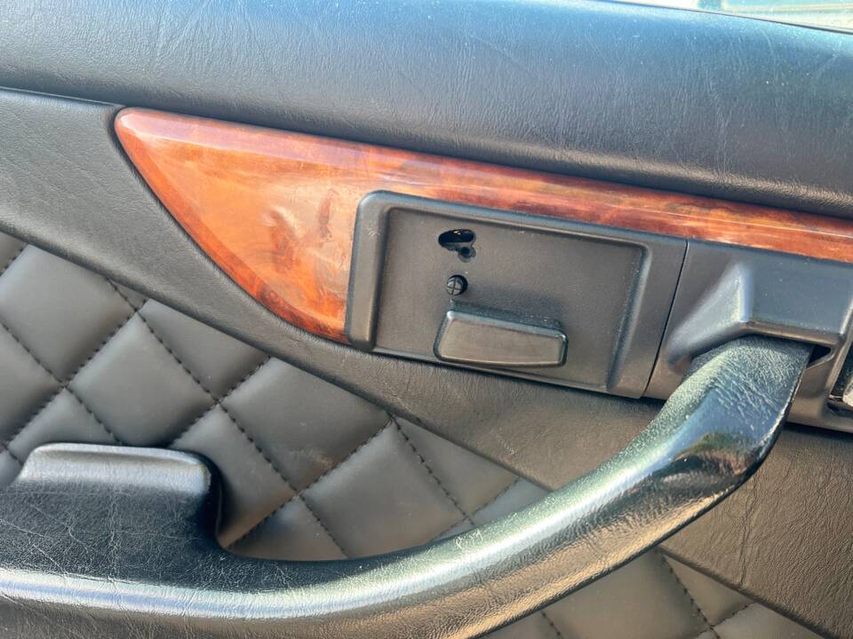 Image 32/77 of Mercedes-Benz 380 SEC (1982)