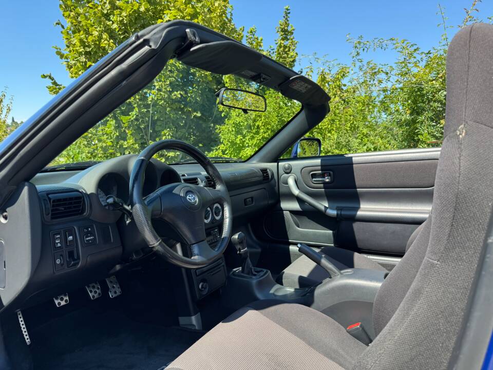 Image 18/23 de Toyota MR2 (2000)