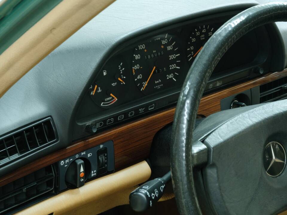 Bild 36/50 von Mercedes-Benz 260 SE (1990)