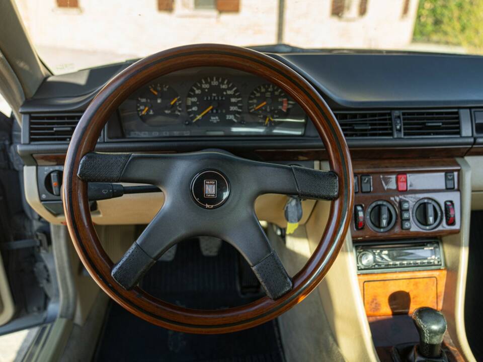 Afbeelding 39/50 van Mercedes-Benz 200 CE (1992)