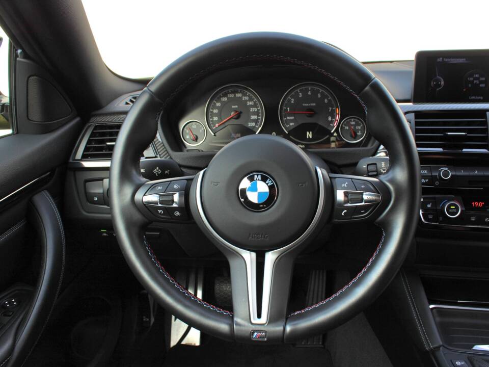 Image 37/98 of BMW M4 (2014)