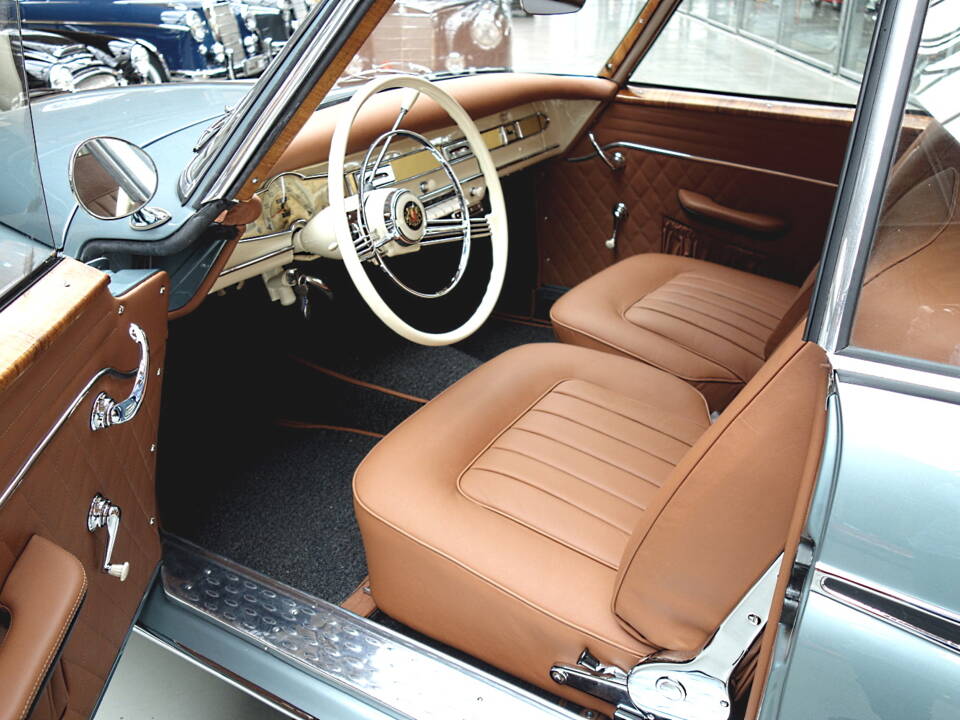 Image 19/42 of Borgward Isabella Coupe (1961)