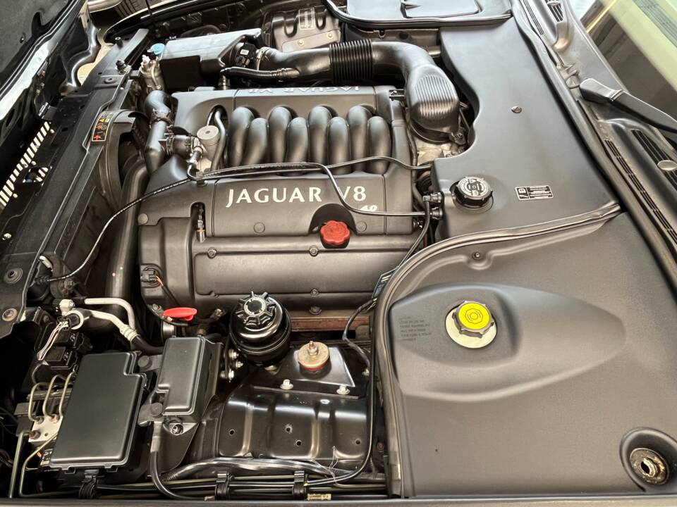 Image 2/50 of Jaguar XJ 8 Sovereign (2000)