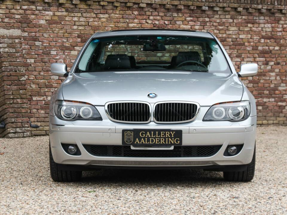 Immagine 5/50 di BMW 750i (2007)