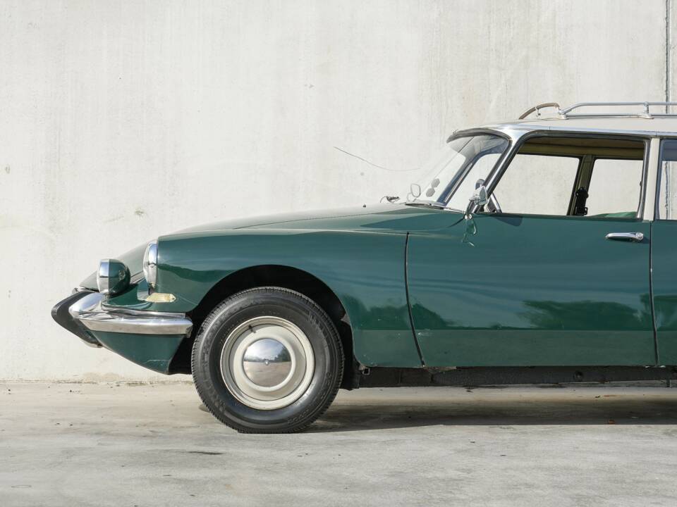 Image 2/43 of Citroën ID 19 Break (1967)