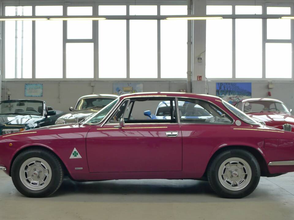 Bild 29/36 von Alfa Romeo 2000 GT Veloce (1975)