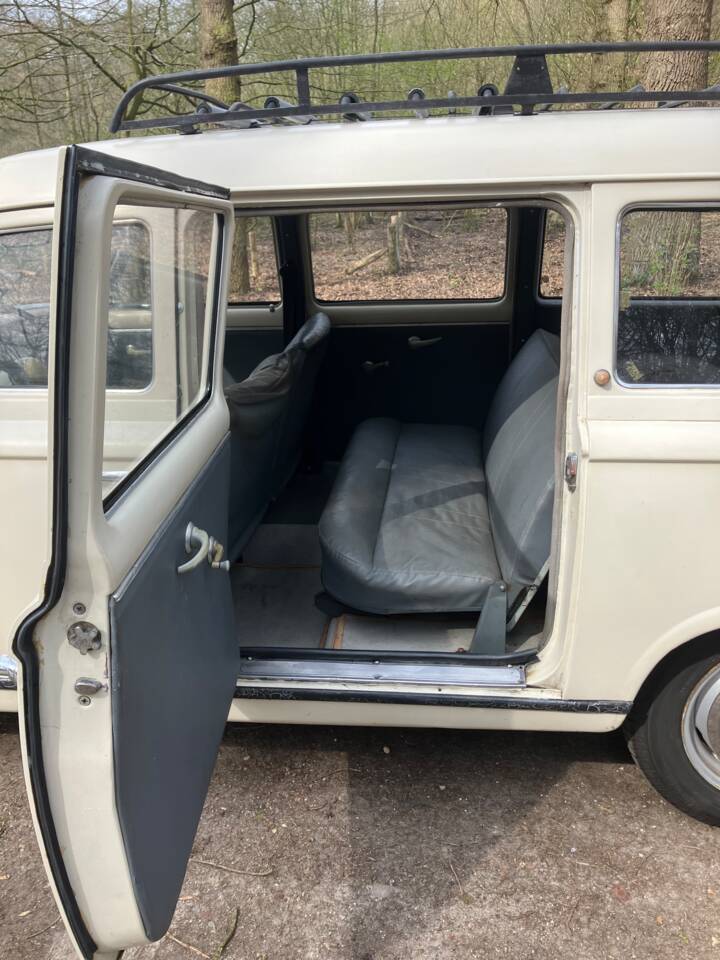 Image 8/18 of Peugeot 403 Familiale (1958)