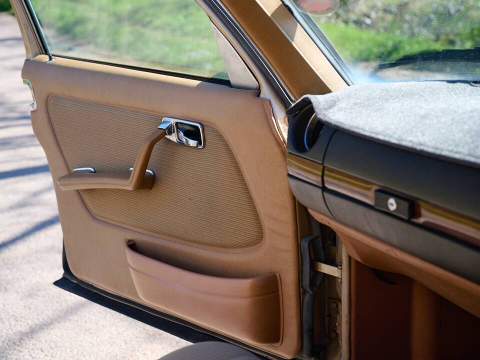 Image 32/50 de Mercedes-Benz 230 TE (1983)