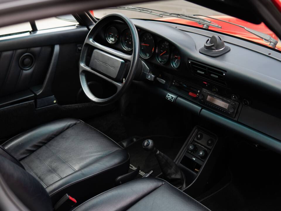 Image 26/29 of Porsche 911 Carrera 3.2 (1989)