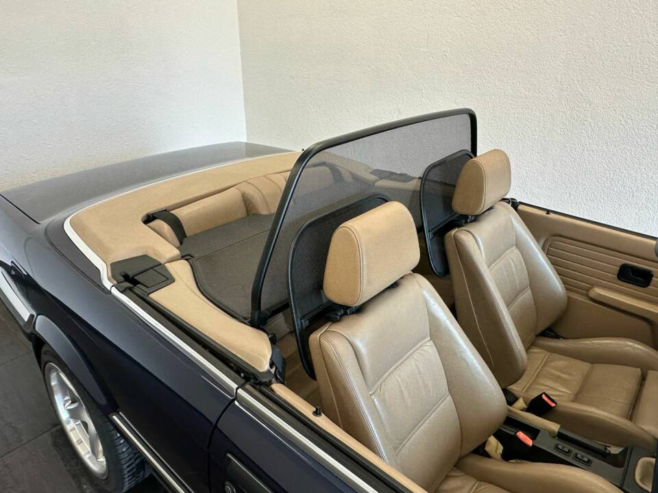 Bild 27/50 von BMW 325i (1989)