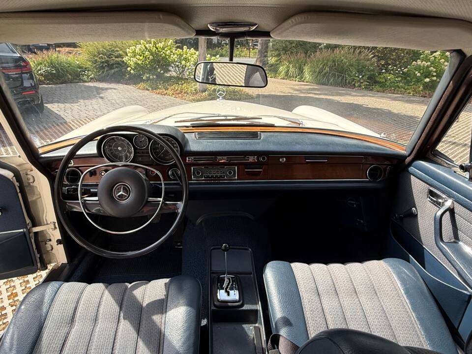 Image 23/54 de Mercedes-Benz 280 SE 3,5 (1970)