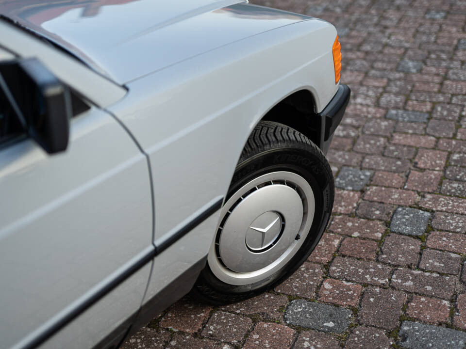 Afbeelding 2/38 van Mercedes-Benz 190 E (1983)