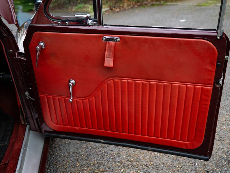 Image 41/43 of Morris Minor 1000 Traveller (1966)