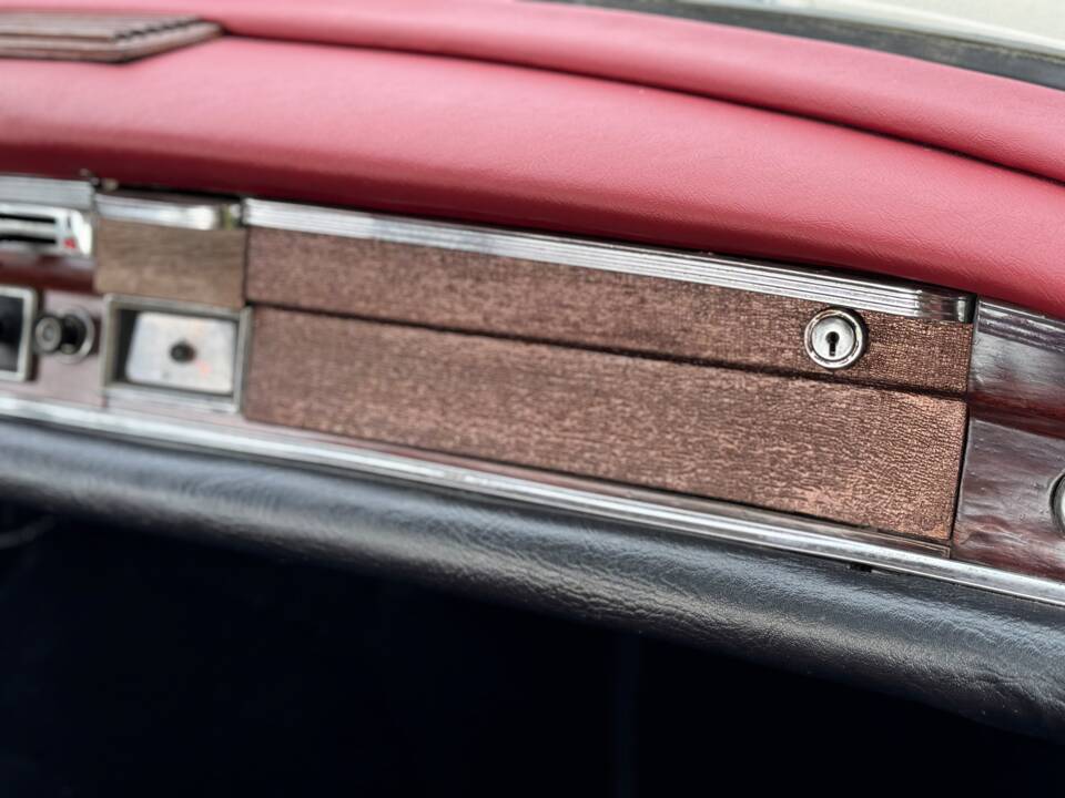 Image 37/132 of Mercedes-Benz 220 SE b (1963)