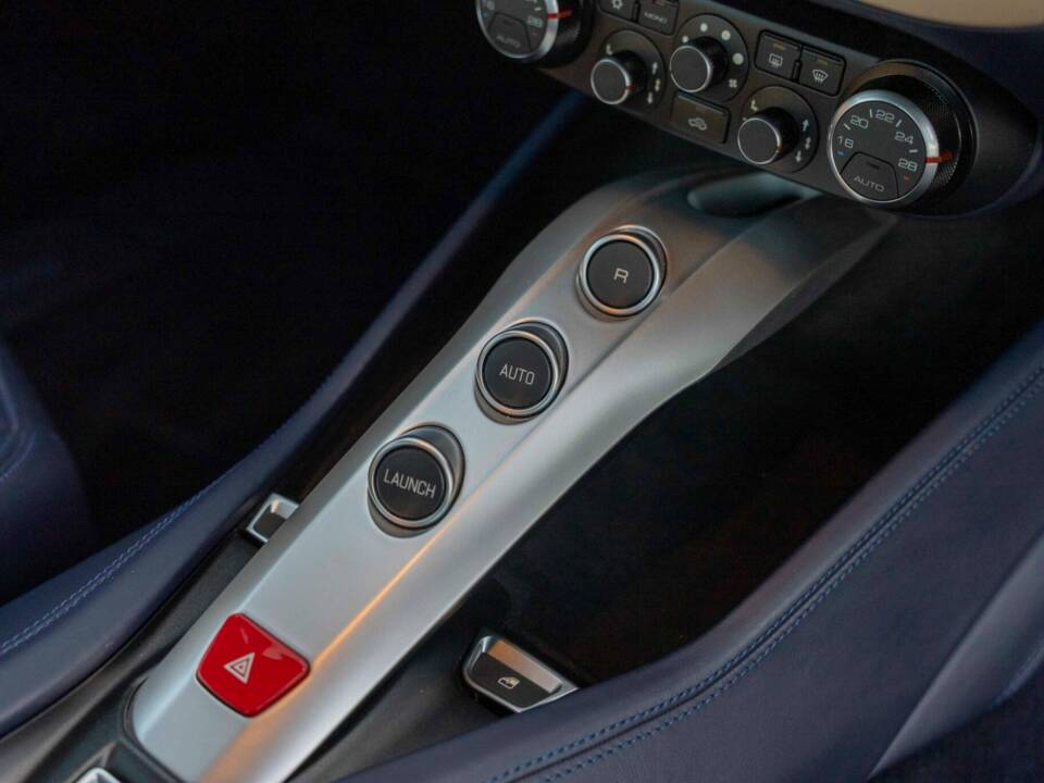 Bild 10/11 von Ferrari California T (2015)